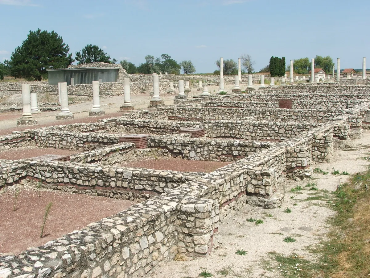 Gorsium decumanus maximusának, vagyis főútjának romjai.