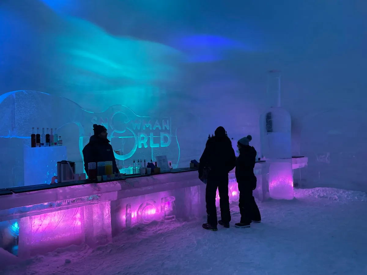 A Snowman World jégbárja Rovaniemiben, ahol két ember éppen rendel valamit. 