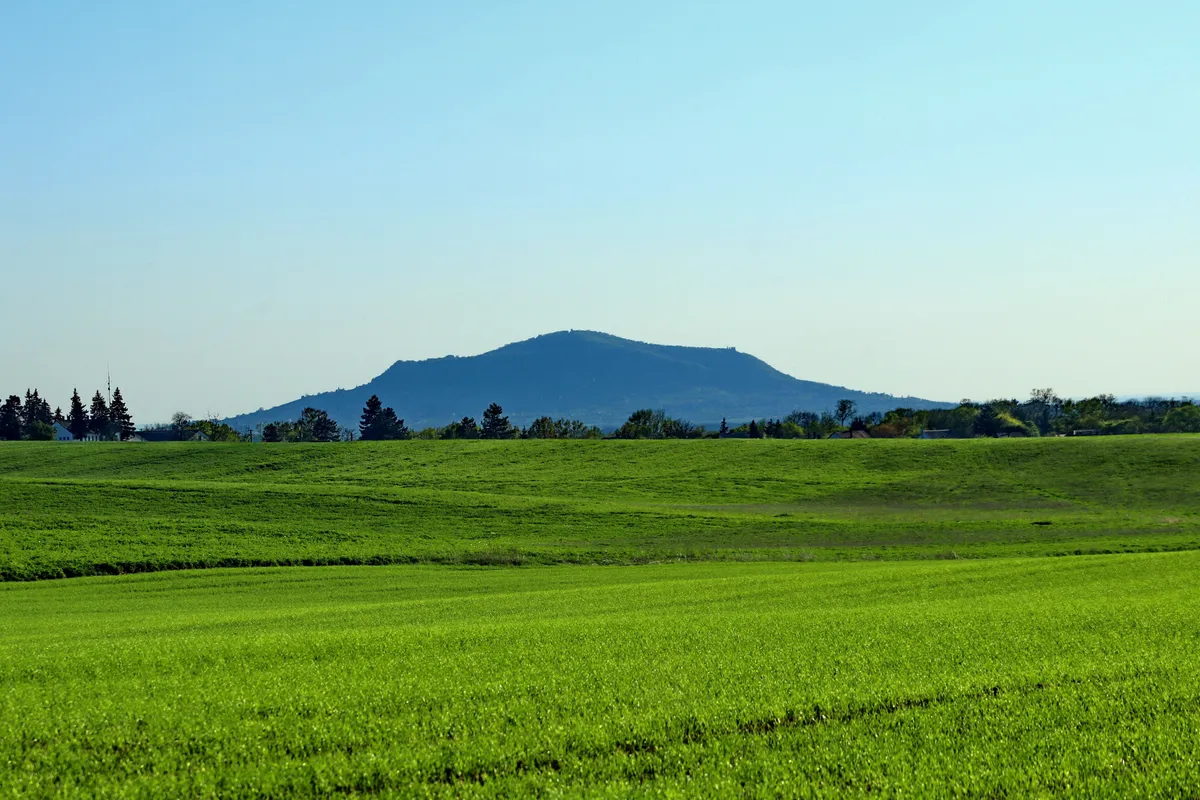 Ganna település zöld dombjai. 