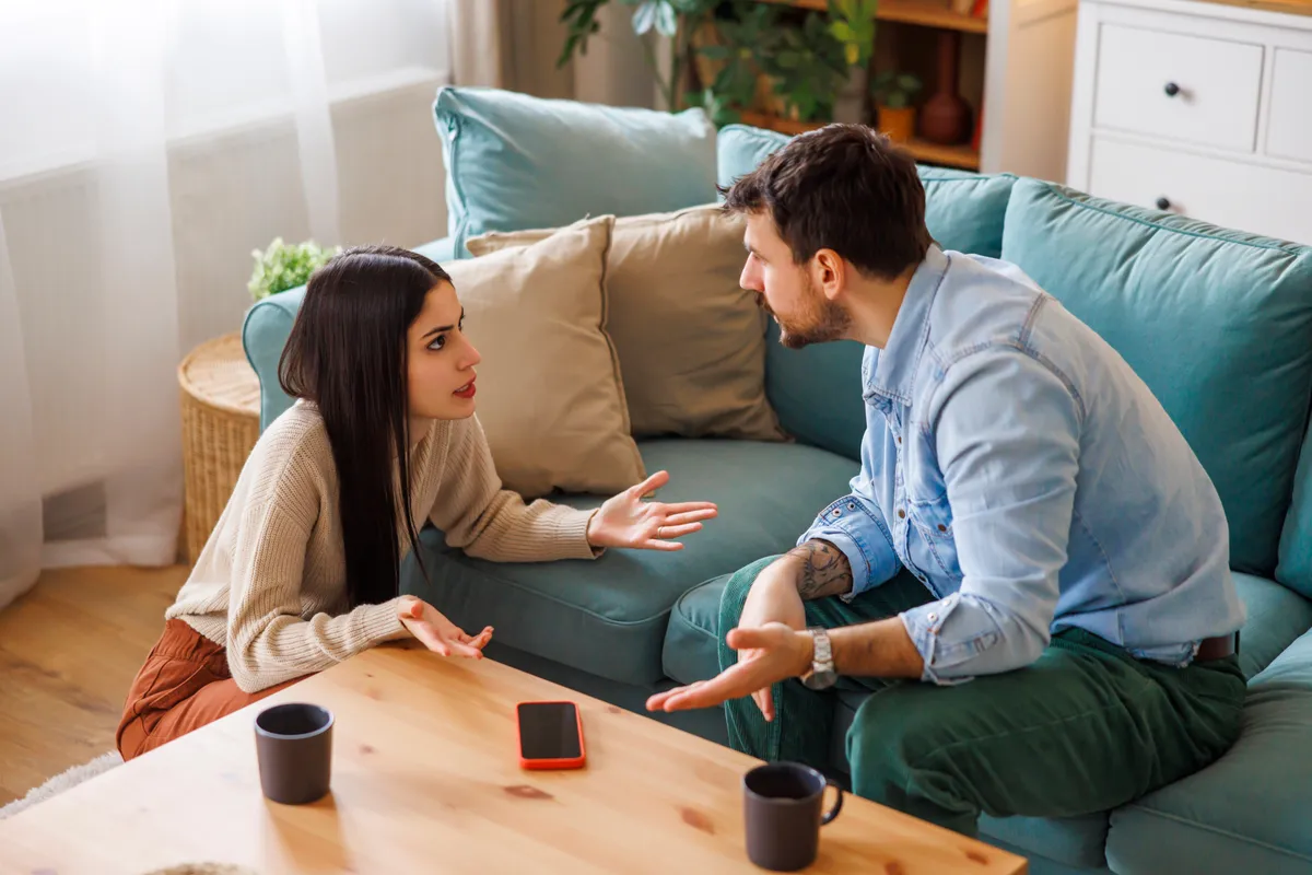 Hűtlen férfi tagadja a barátnője előtt, hogy megcsalta.