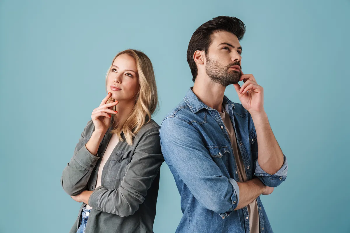 Történelmi kvíz válaszain gondolkodó férfi és nő