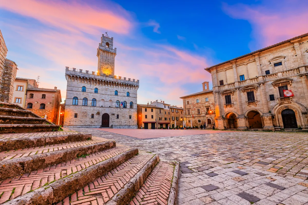 A montepulcianói Piazza Grande és a városháza.