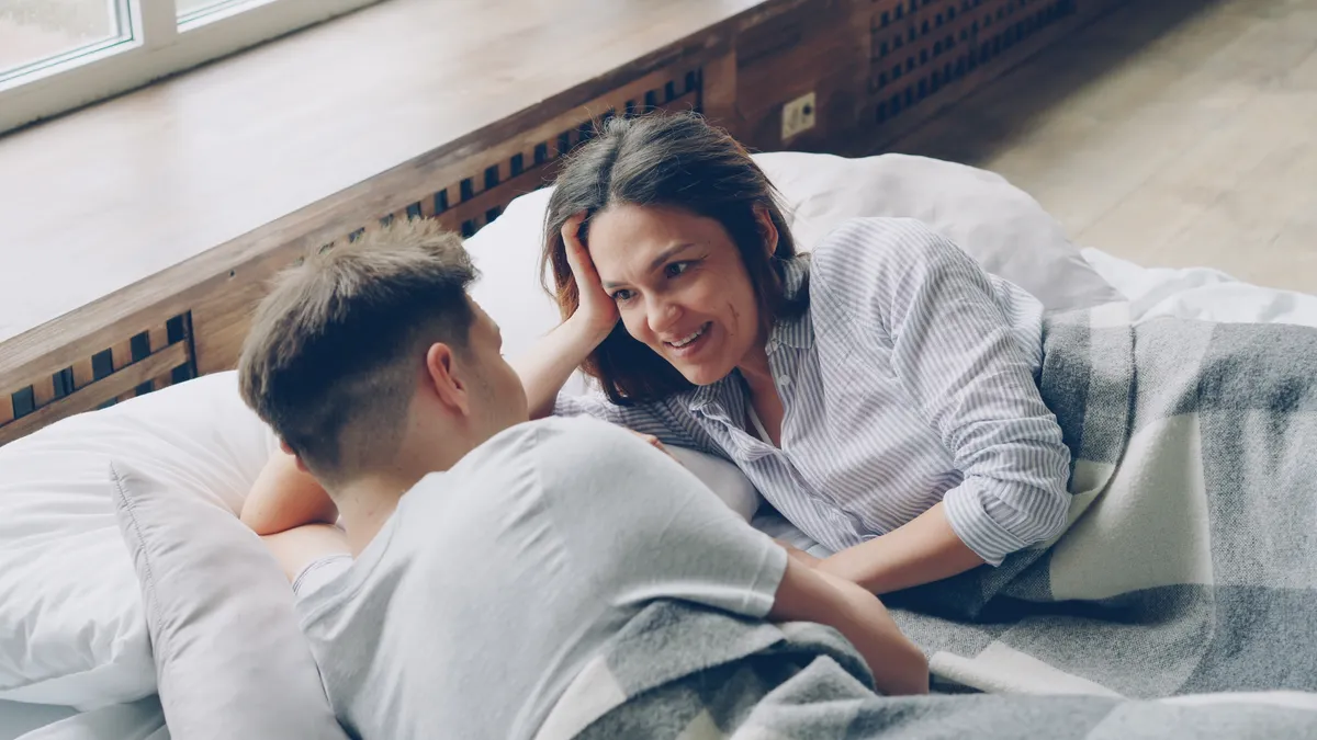 Egy pár az ágyban fekve beszélget: téma a férfiak vágya.