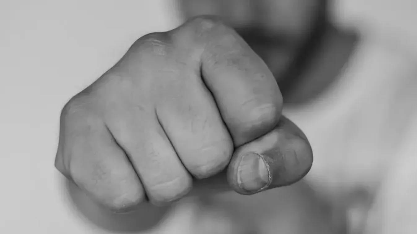 Összeverték, mégis a 14 éves Jázminnak kell felelnie: "Öt felnőtt fogta le a lányomat!"