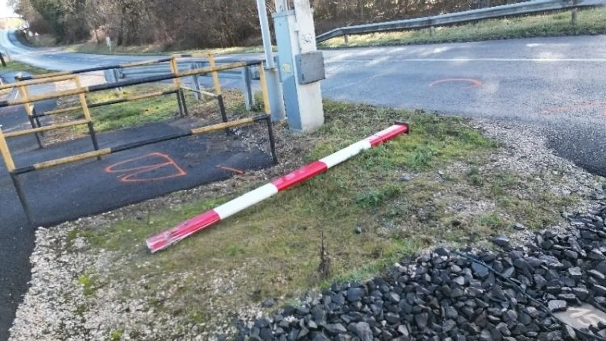 Elképesztő manőver: vasúti tilos jelzésen hajtott át a kamionos
