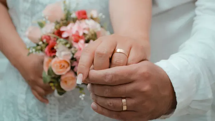 Botrány az esküvőn, sokkoló bejelentést tett az ifjú pár