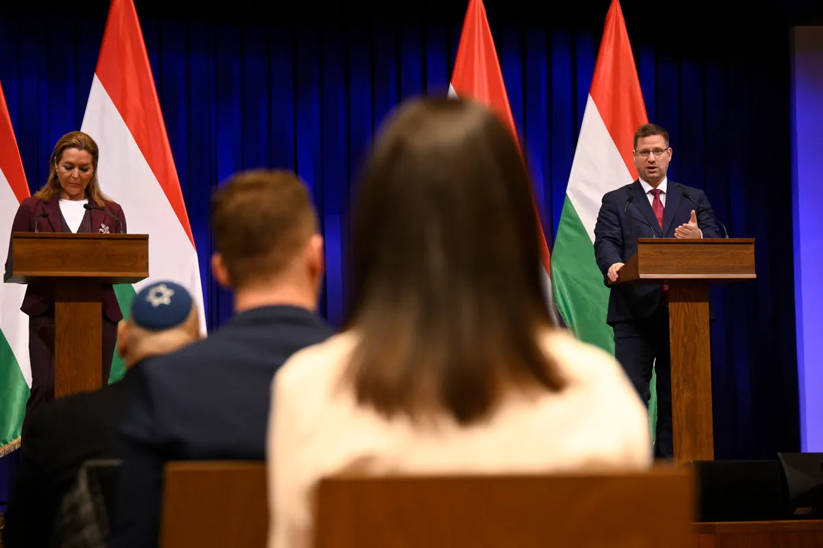 Gulyás Gergely, a Miniszterelnökséget vezető miniszter és Vitályos Eszter kormányszóvivő a Kormányinfó sajtótájékoztatón a Karmelita kolostorban 2026. február 5-én