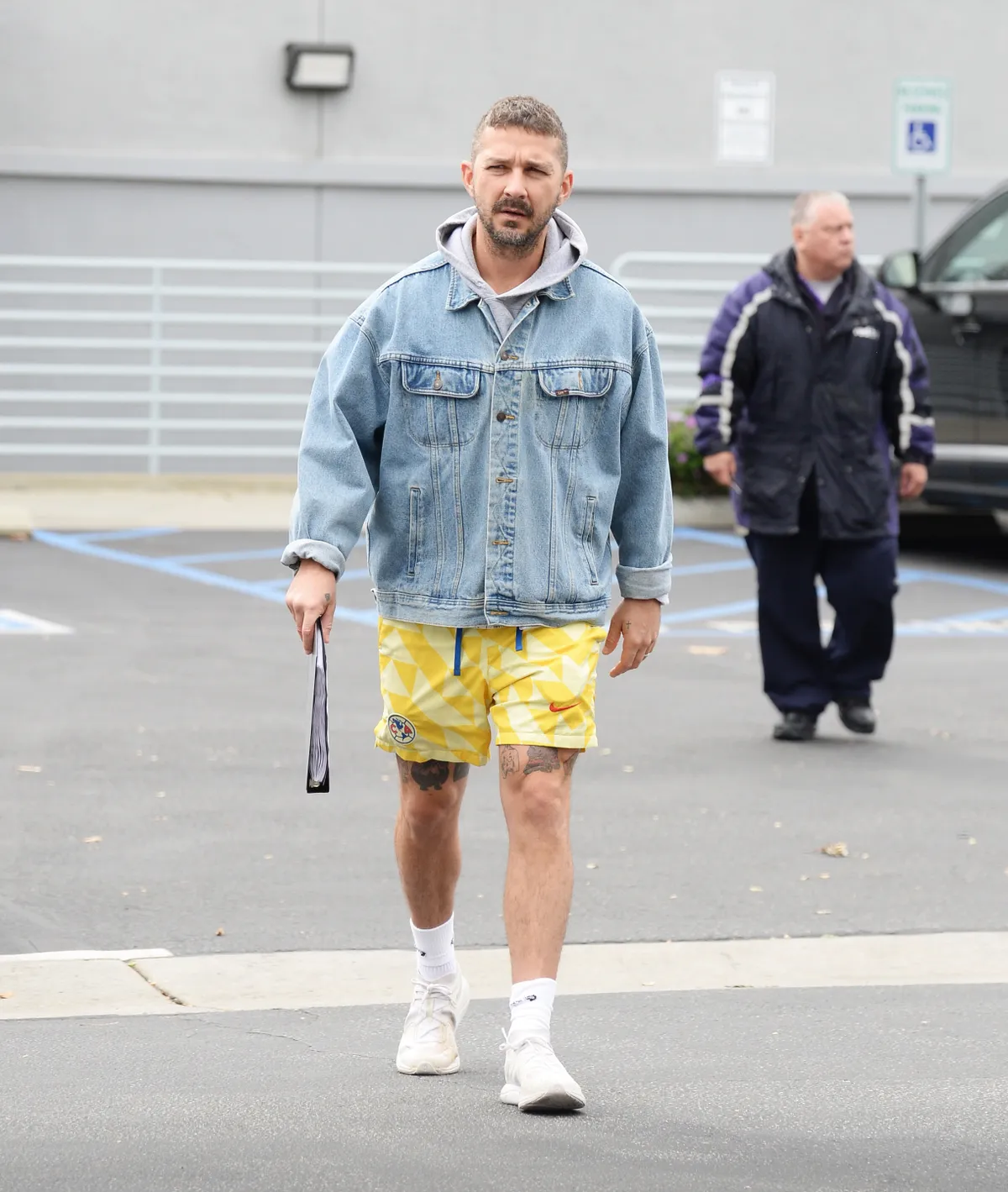 Shia LaBeouf az utcán