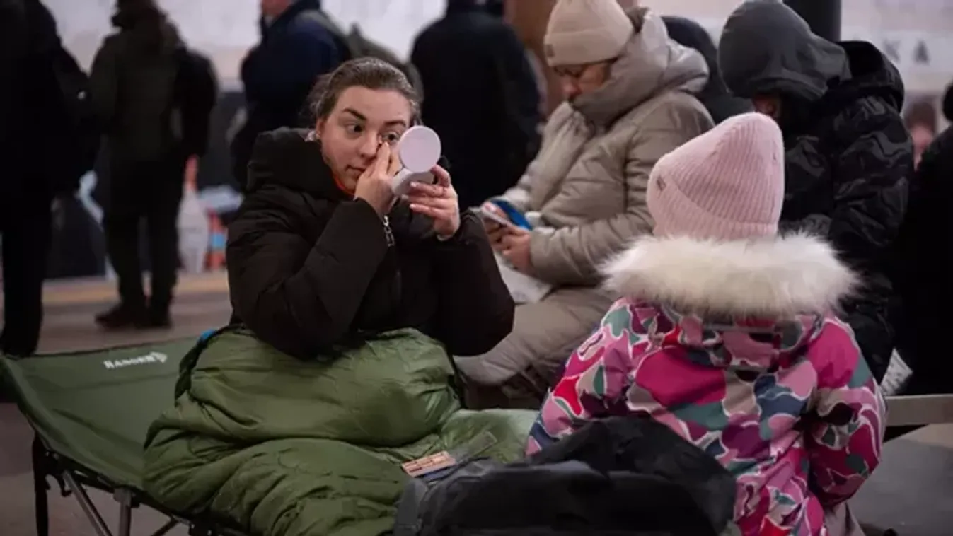 Pokoli hideg Kijevben: már plüssjátékokkal tömik be az ablakok repedéseit