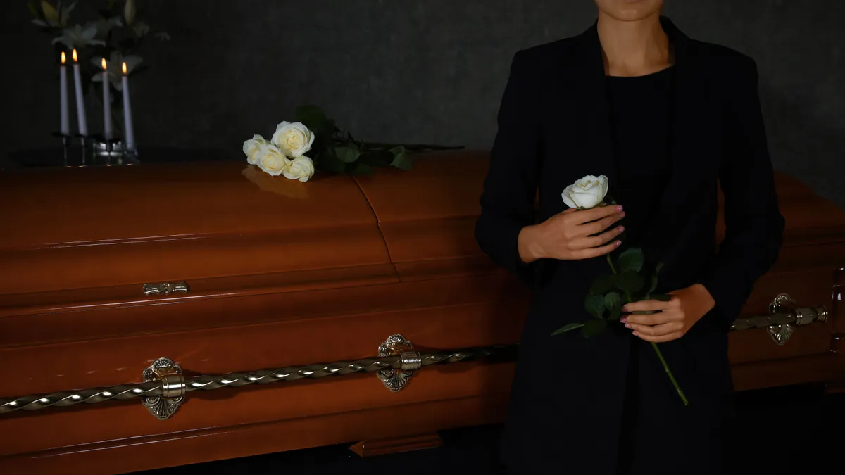 Kigyulladt egy vendéglátóhely a Rákóczi úton, tűzoltók mindenütt