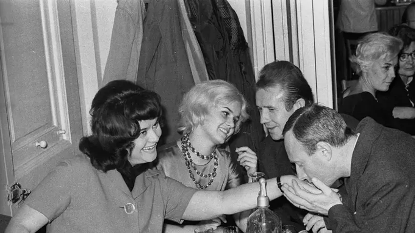 Így udvaroltak a férfiak régen