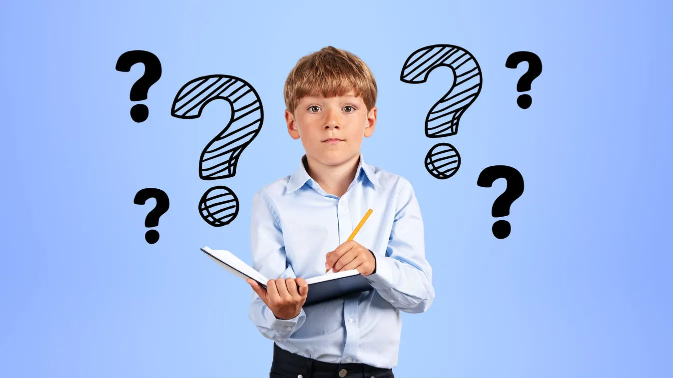 Kisfiú tölti a műveltségi kvízt egy ceruzával.