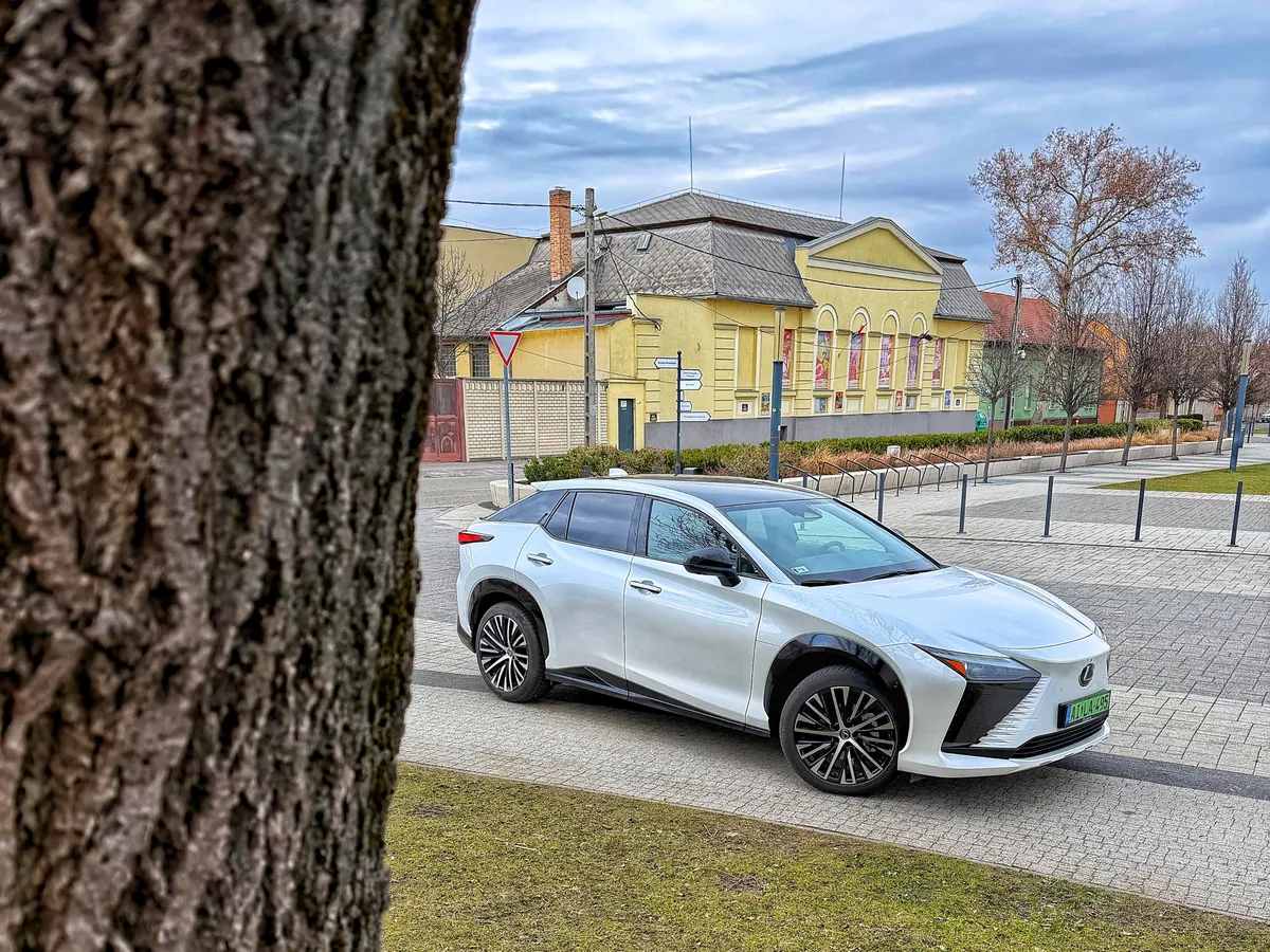 Lexus RZ 300e teszten: egy távoli kép az autóról.