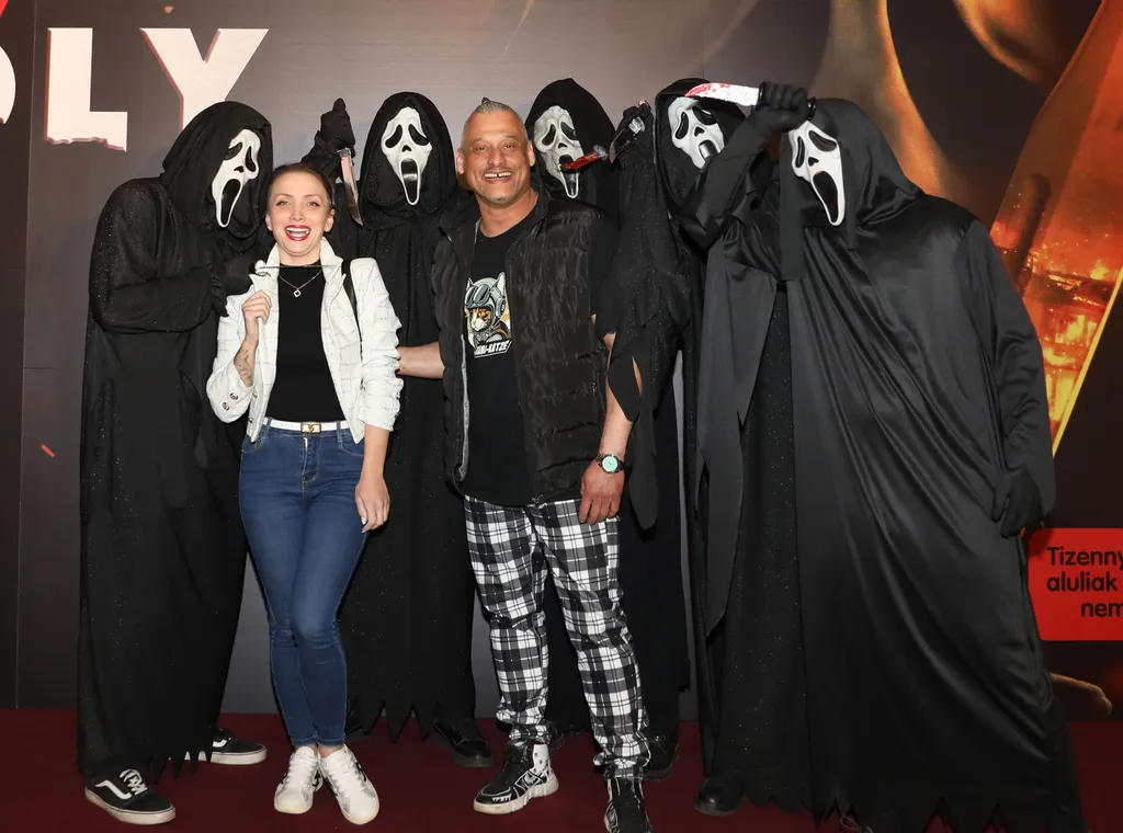 A Sikoly 7. részét Bebe szerelmével együtt nézte meg