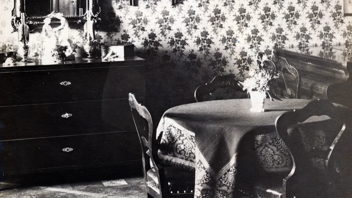 Retró kvízben szereplő kép régi bútorokról