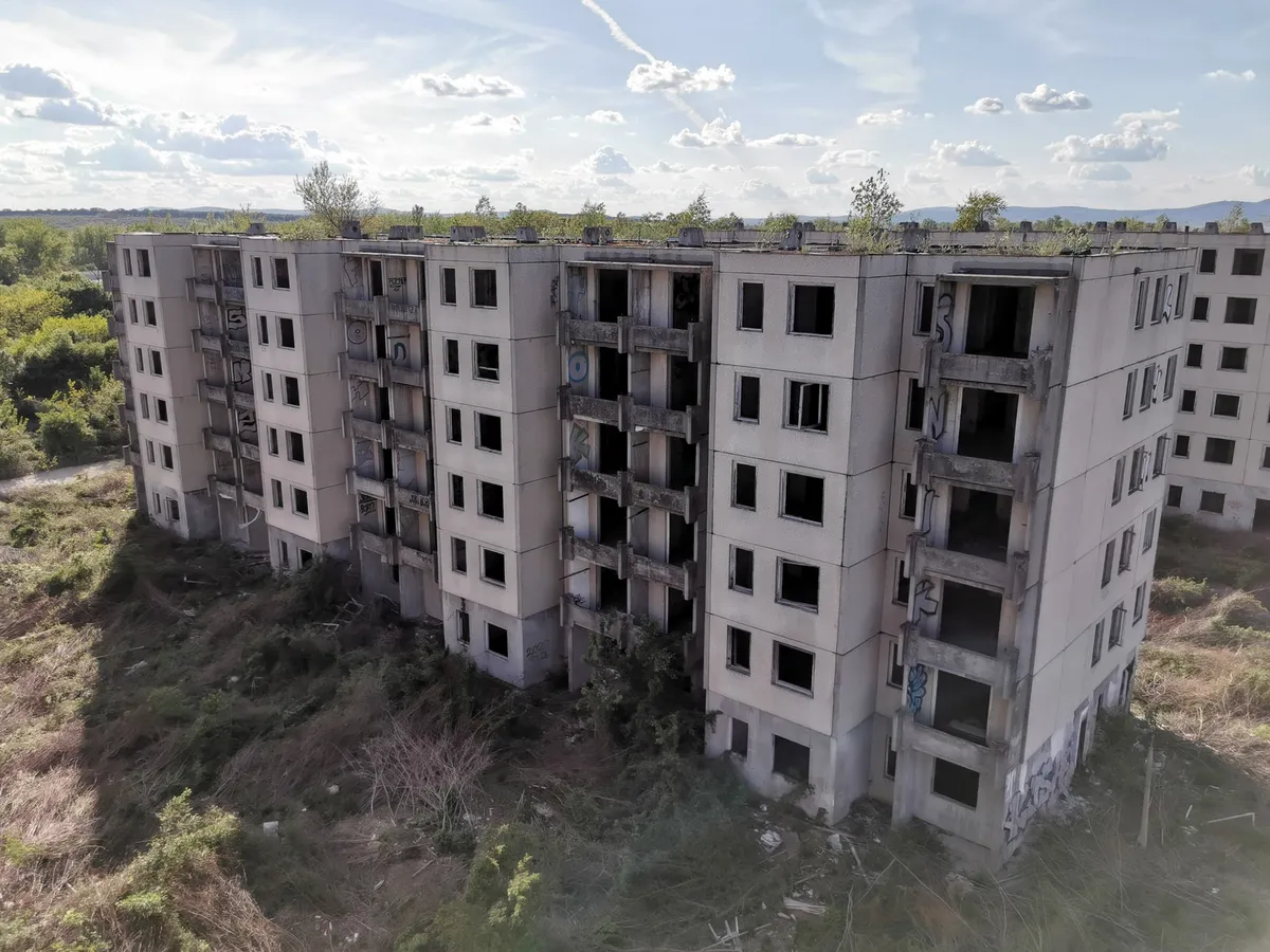 A szentkirályszabadjai szovjet laktanya egyik pusztuló panelháza.