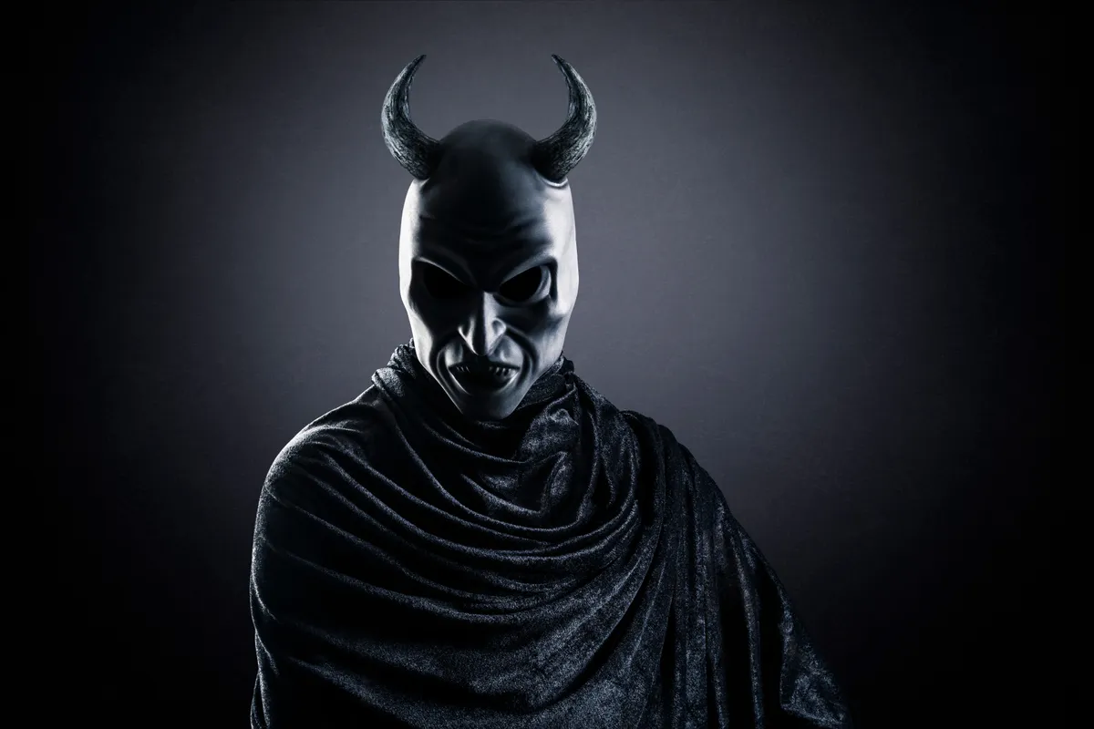 Szarvas démon arcú alak a személyiségtezstben.