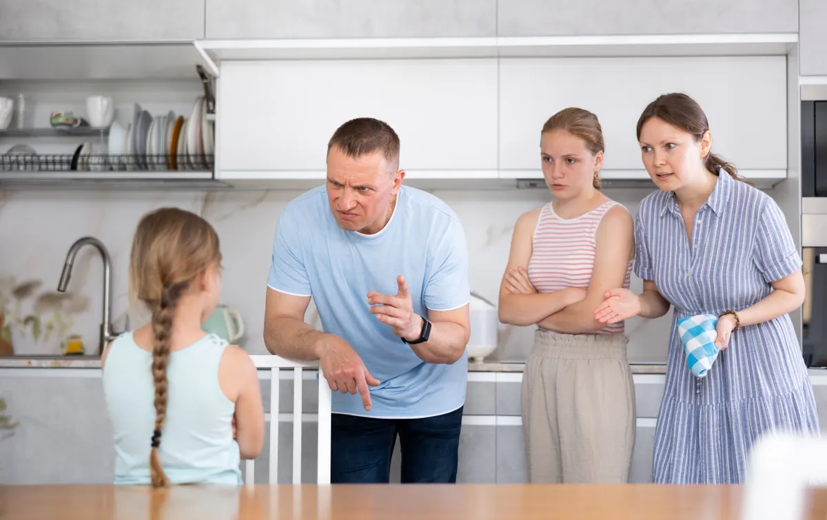 Apa, aki a család előtt akarja megbüntetni a gyereket.