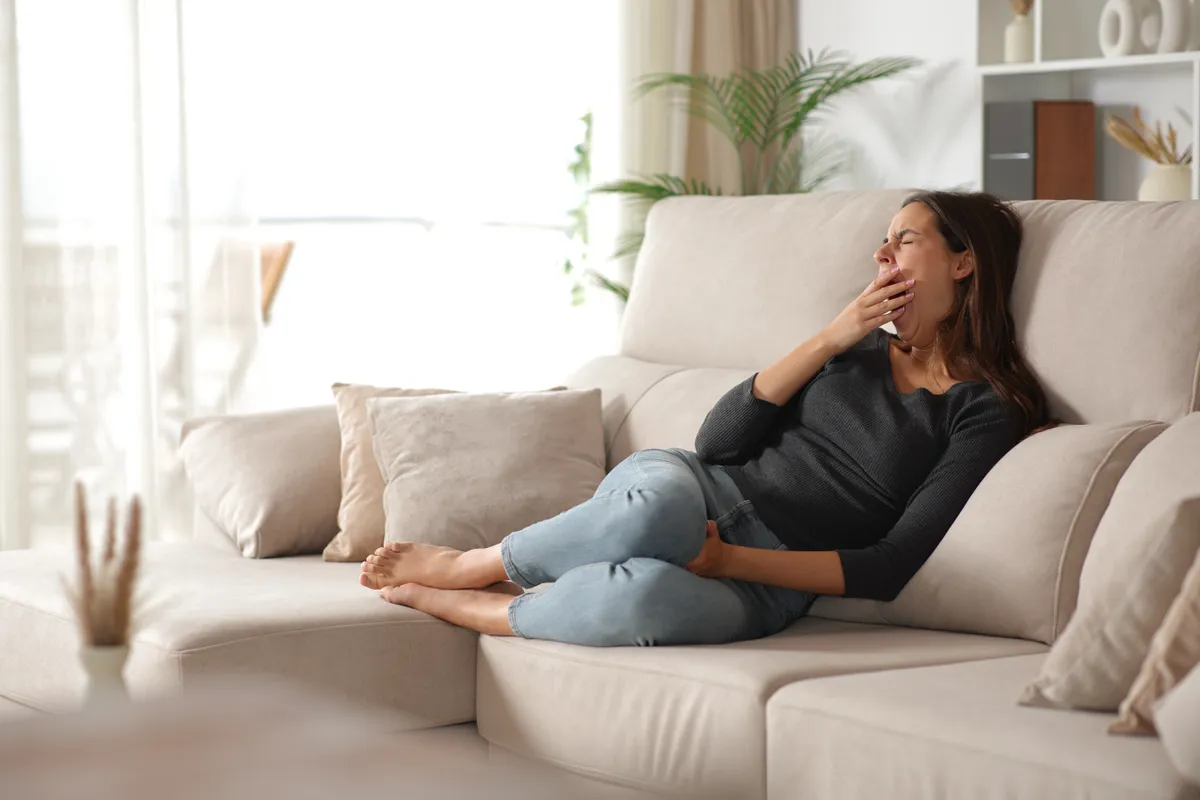 Ásító nő, aki nem tudja, valójában miért ásítunk