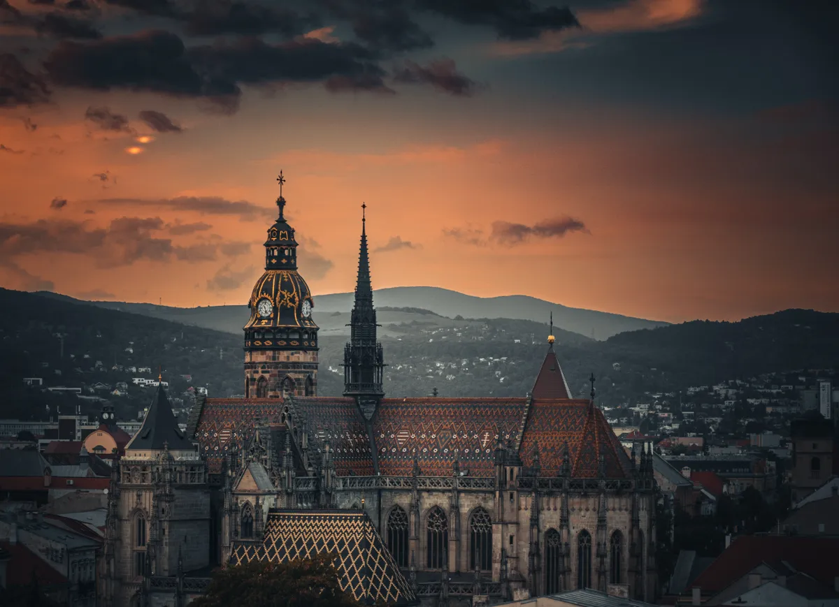 A kassai Szent Erzsébet-dóm napnyugtakor, háttérben a várossal.