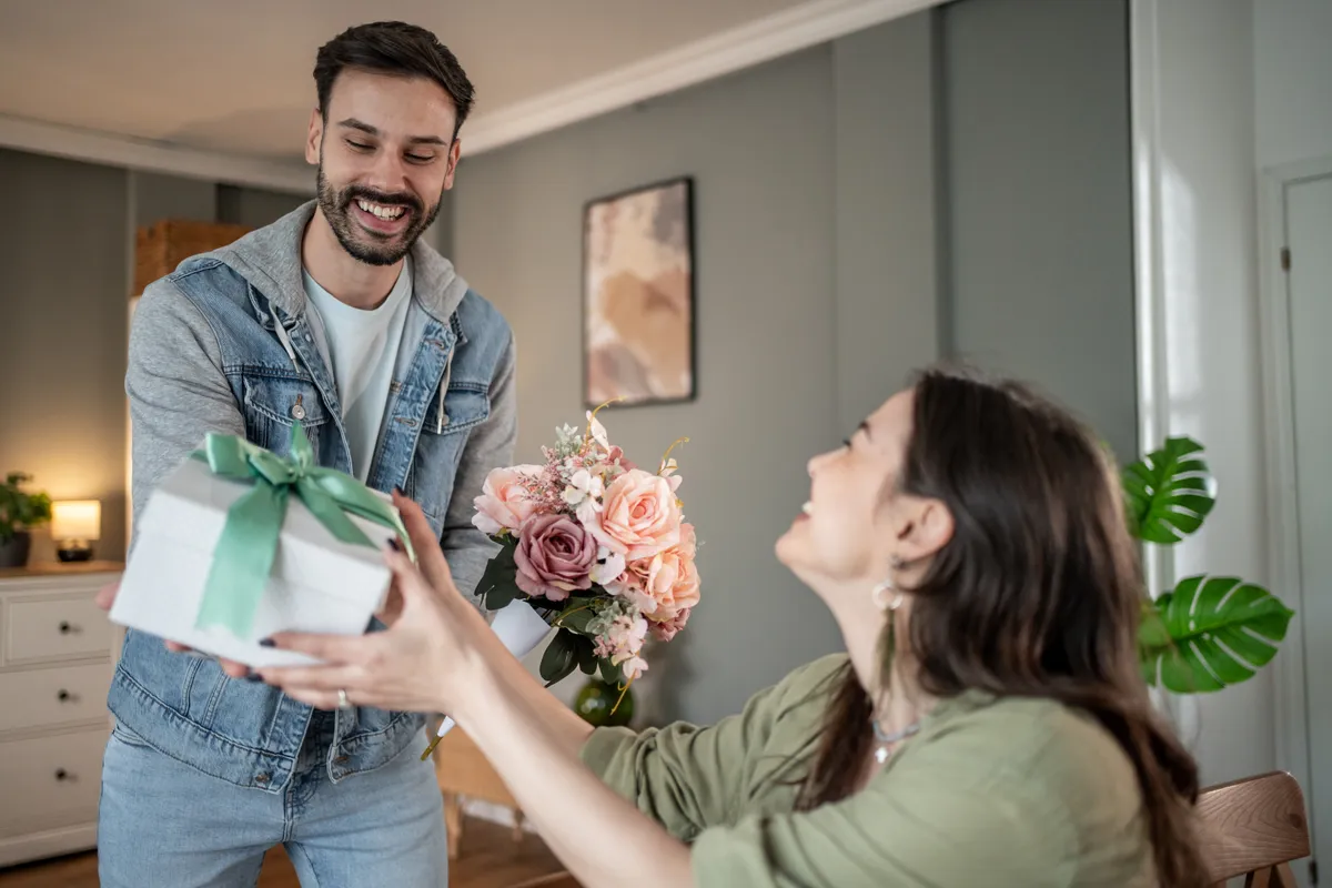 A párját megajándékozó férfi, akinek a személyiségteszt alapján az ajándékozás a szeretetnyelve.