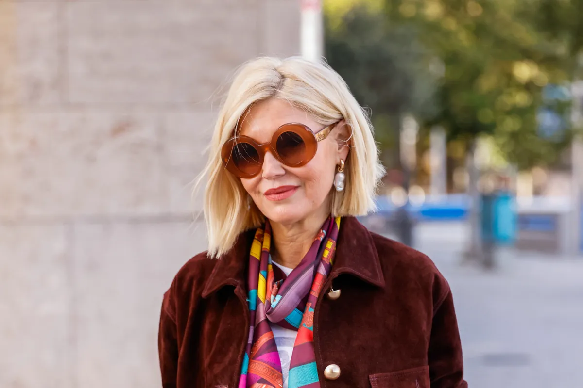 40 feletti nő divatos tavaszi sálban.