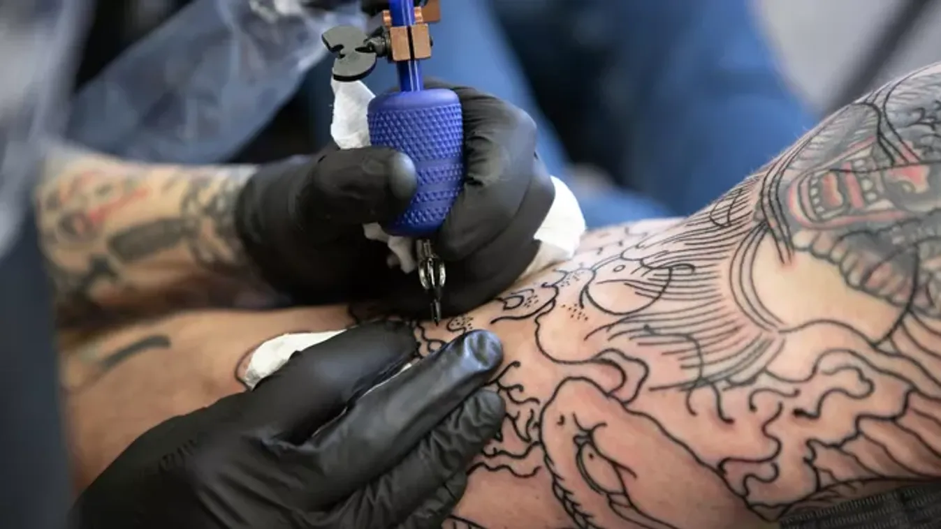 Kitetovált 3 kisgyereket egy férfi, mert viccesnek találta – most terápiára szorulnak