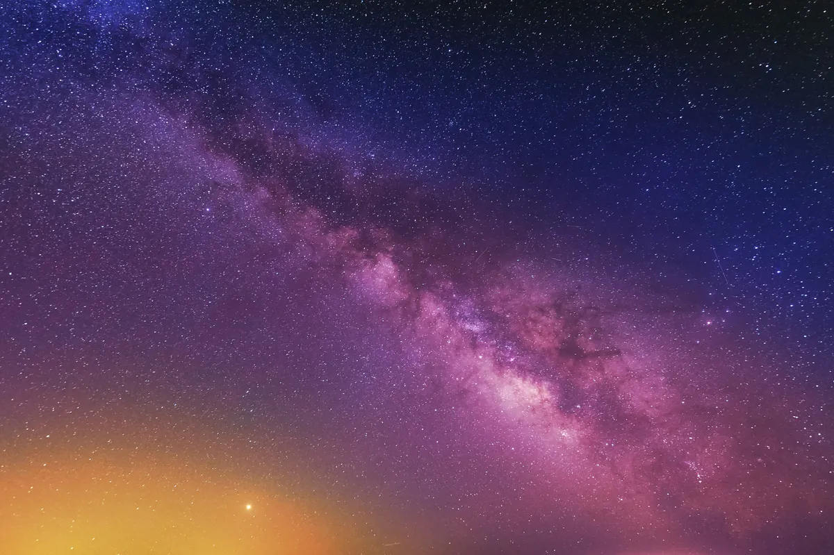 Színes égbolt, ami utal a horoszkóp szerinti szerencseszínekre.