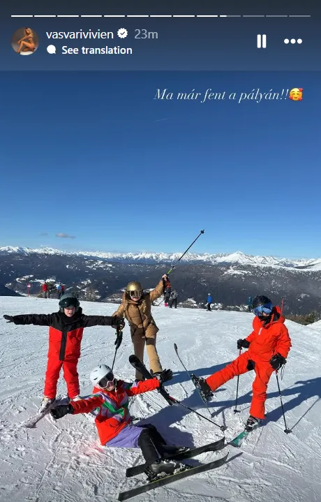 Az anyuka gyermekeiel sielt