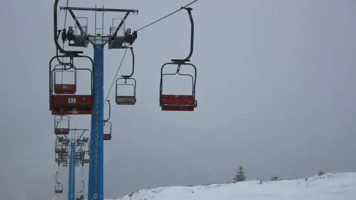 Felvonóba szorult a hátizsákja, életét vesztette egy síelő