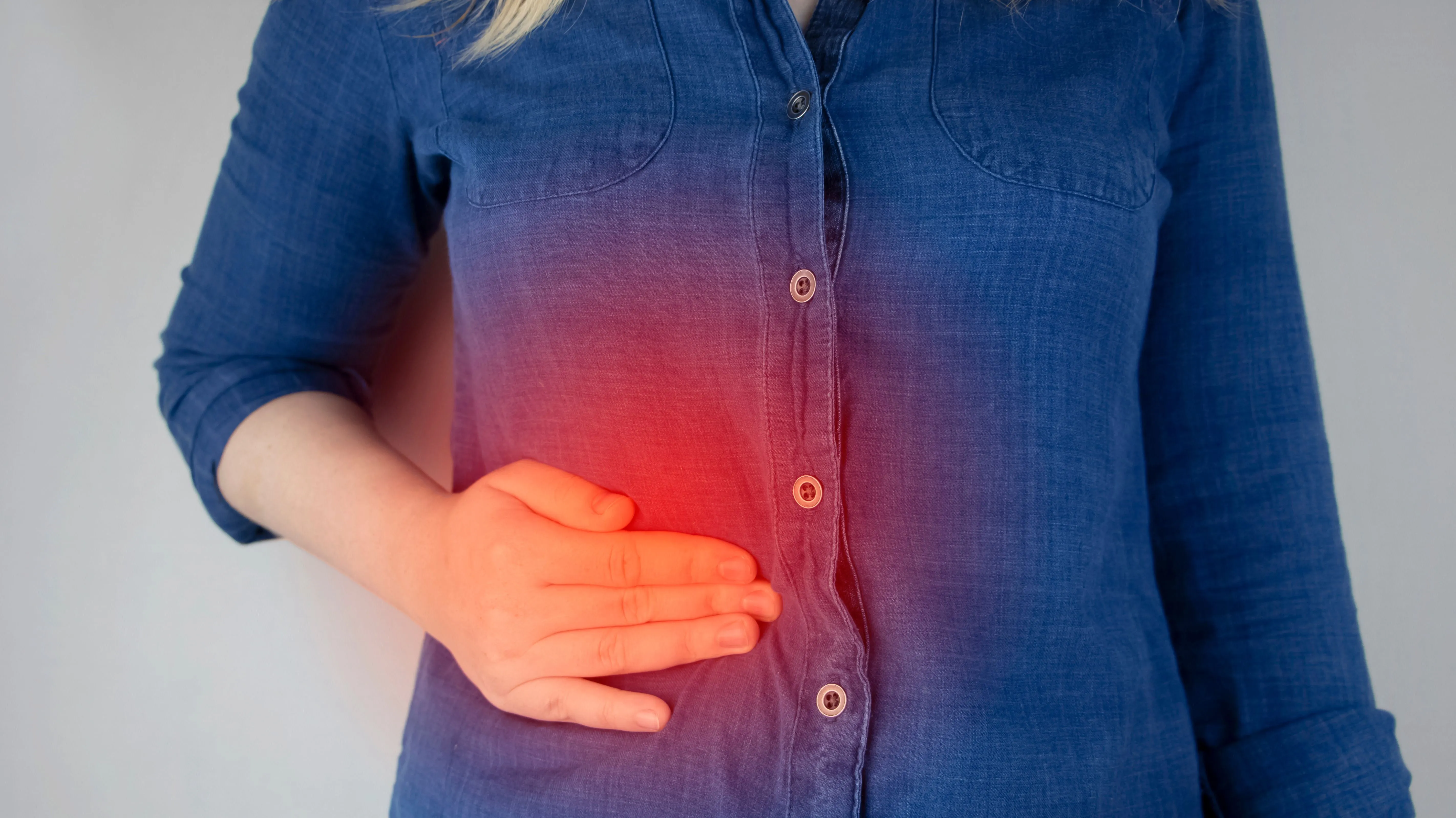 Máj méregtelenítésére szoruló nő a májához kapva