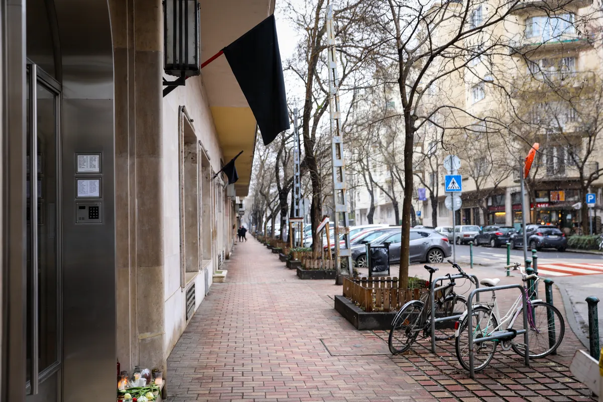 Fenyő Miklóst lépcsőháza előtt mécsesek tucatja jelzi az ikon távozását.