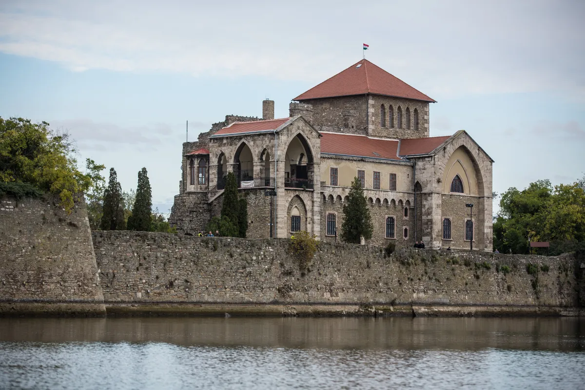 Tata Öreg tó és a magyar vár.