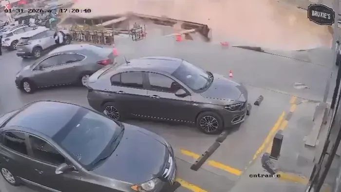 Pillanatok alatt nyelte el a föld a benzinkutat – videó