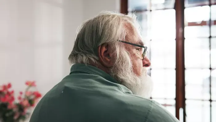 Fényes nappal támadtak egy nyugdíjasra az áruház előtt