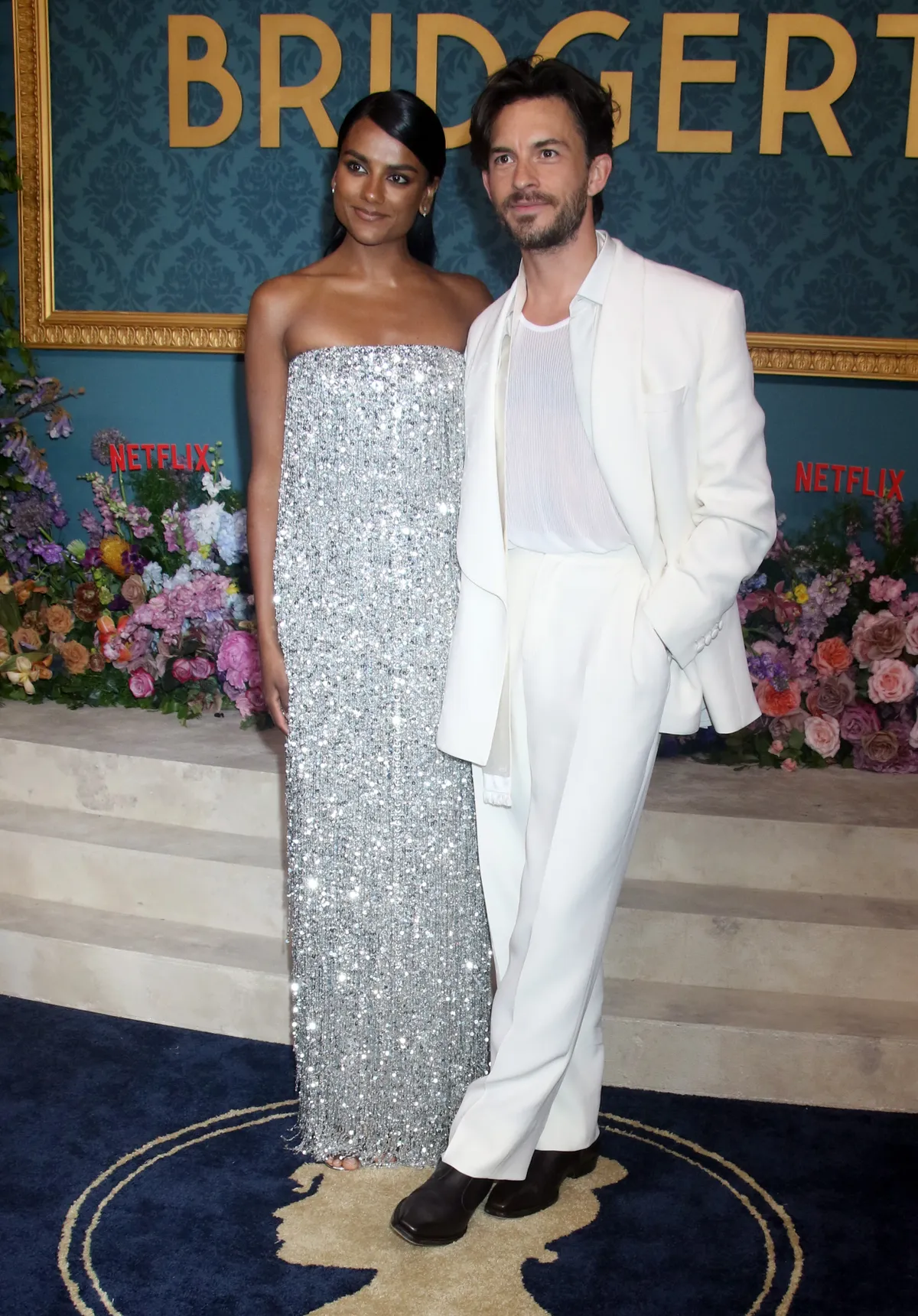 Jonathan Bailey és Simone Ashley a Bridgerton premierjén karöltve jelent meg.