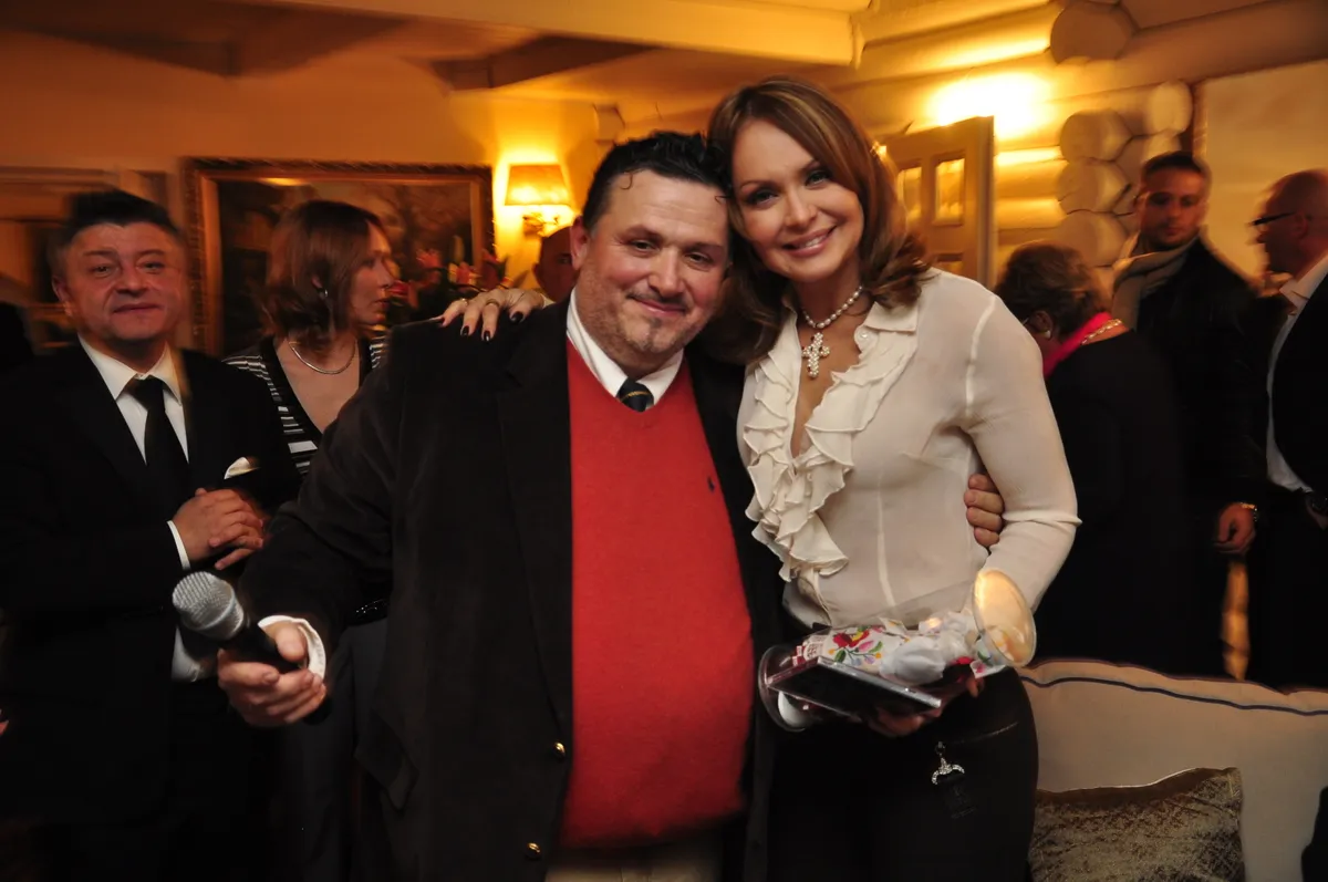 Gabriela Spanic színésznő Galambos Lajossal, akinek a műsőráról szól a retró kvízünk. 