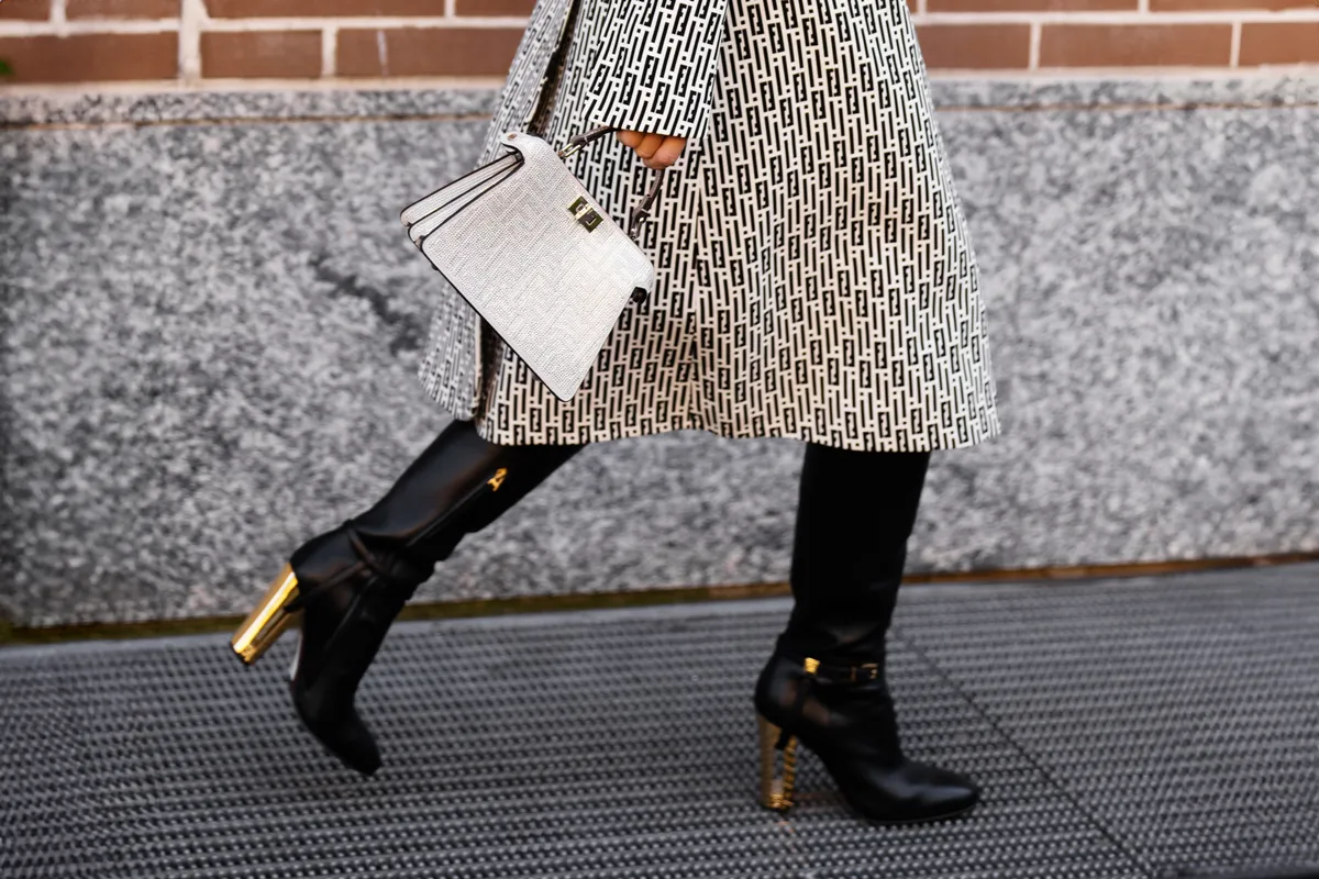 Stílusos 50 feletti nő sétál az utcán.