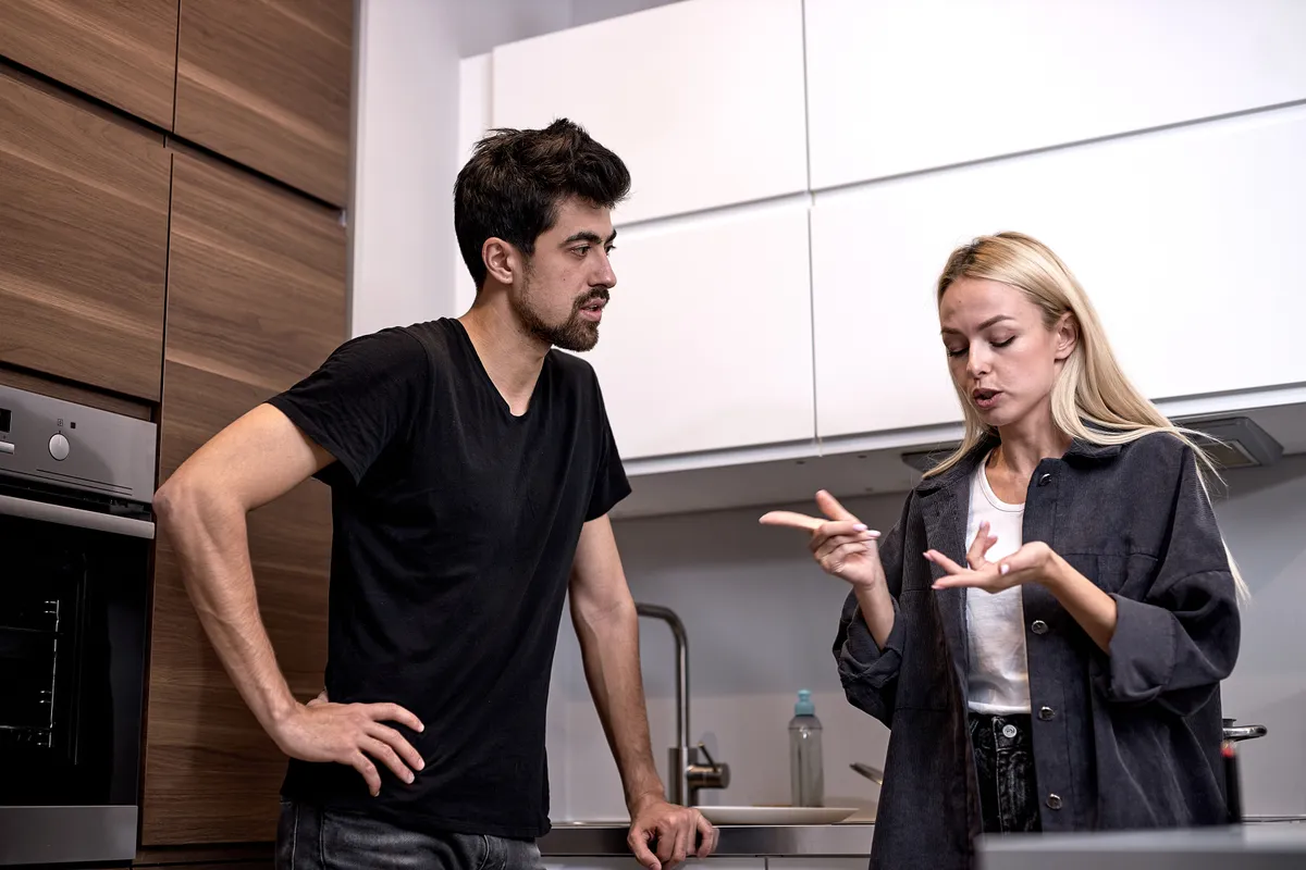 Hűtlen nő magyarázkodik a párjának.