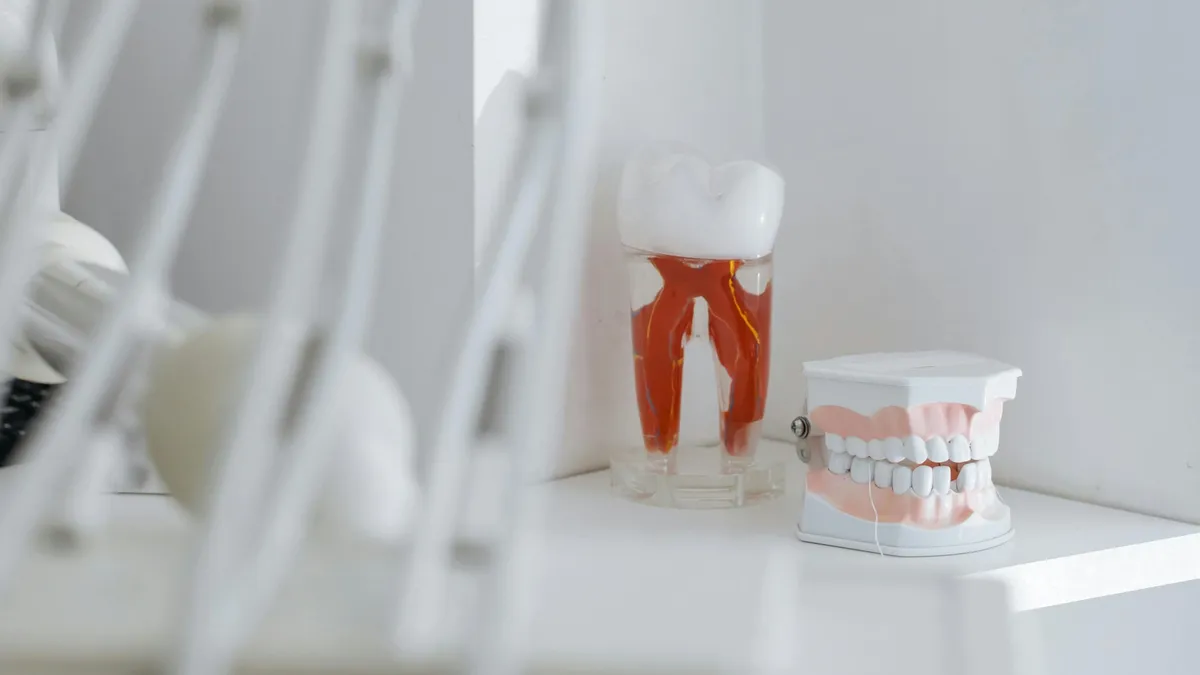 Plasztikai műtétet szeretne kihullott fogai pótlására. 