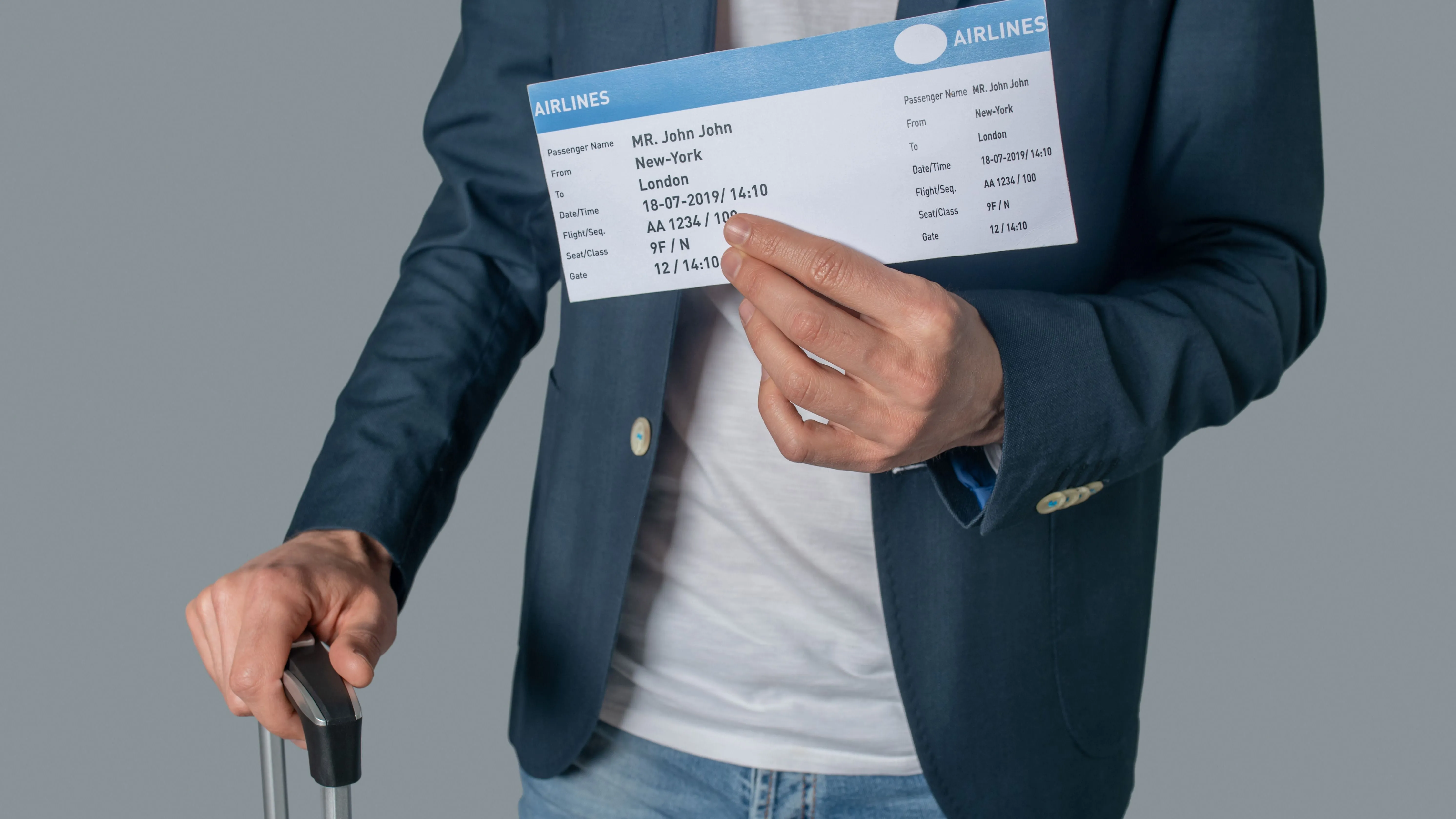 Repülőjegy egy férfi kezében okos repülőjegy foglalás után