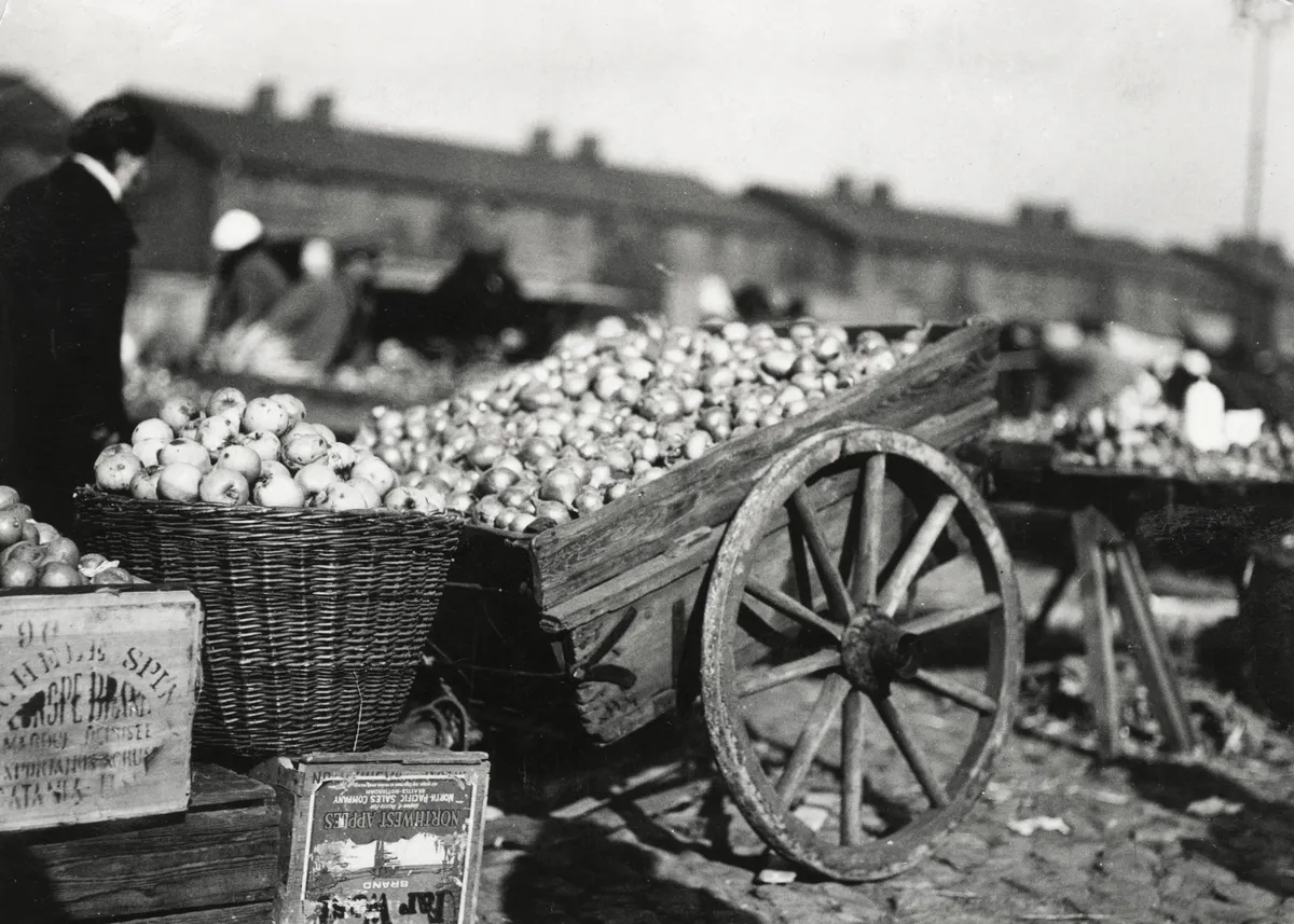 Retró kvízben szereplő piac, ahol szekerekben almát árulnak.