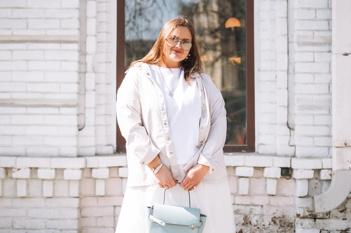 Karcsúsító tippeket alkalmazó túlsúlyos nő.