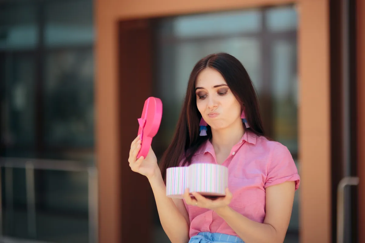 Rossz Valentin-napi ajándékot kapó csalódott fiatal nő.