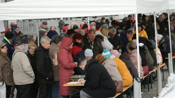 Sorok állnak a Fidesz pultjainál + videó