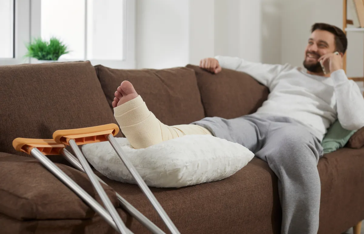 Táppénzen van begipszelt lábbal egy férfi.