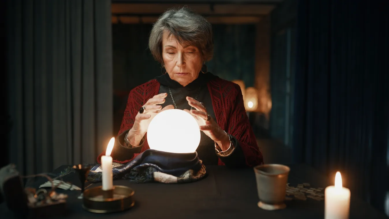 Horoszkópban szereplő kép egy kristálygömbbel jövendölő jósnőről