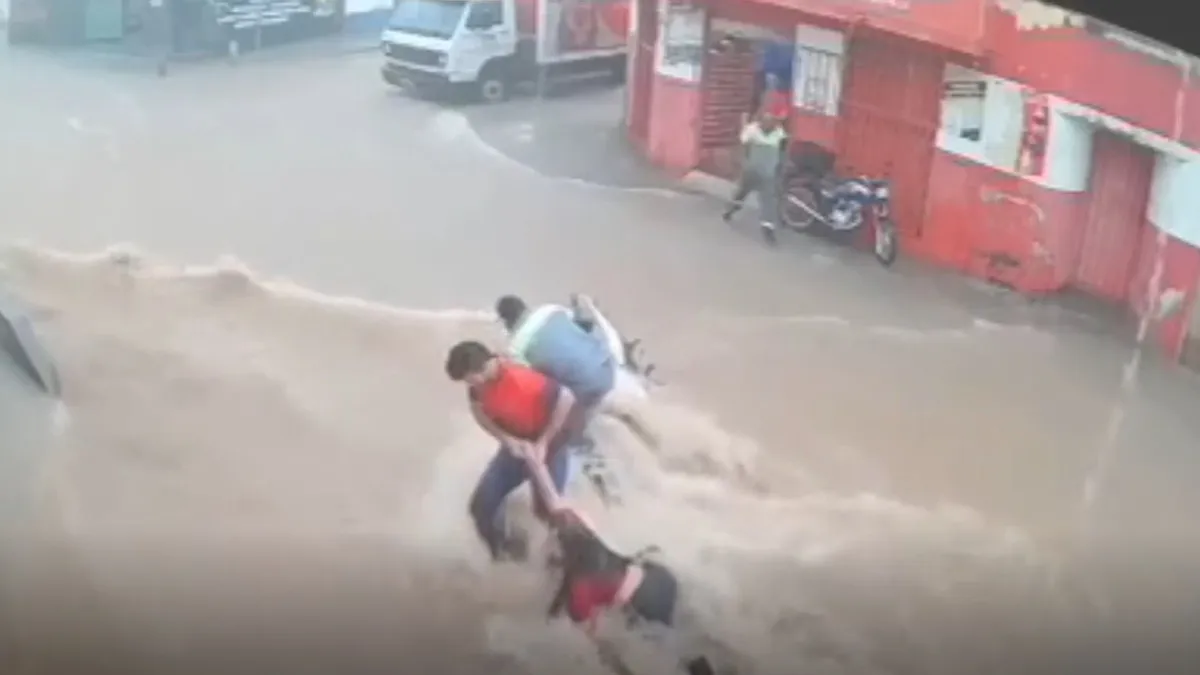 „Az életüket kockáztatták” – Árvíz sodorta el a nőket, jó szamaritánusok húzták ki őket a halálból