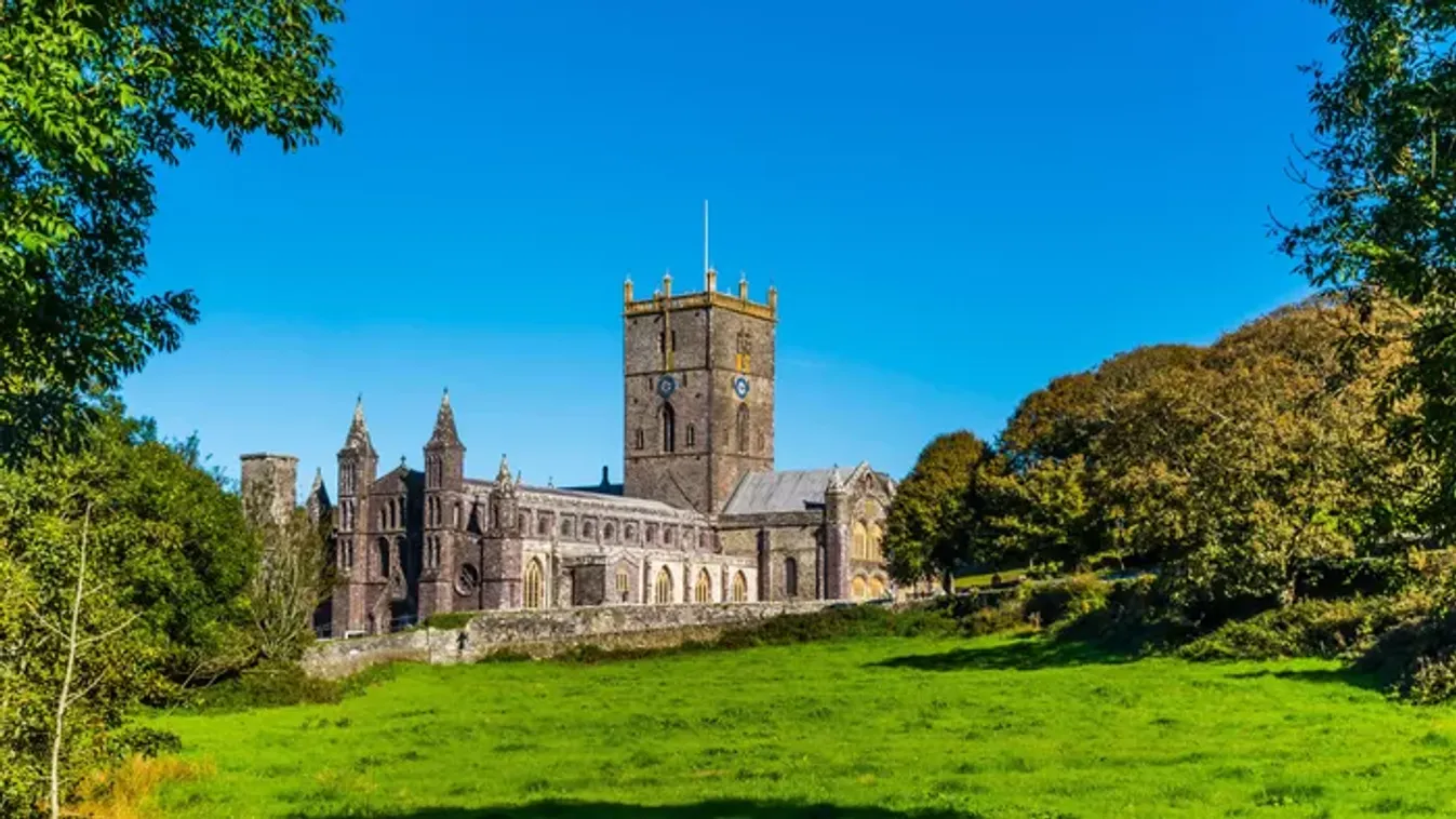 Fedezd fel az Egyesült Királyság legkisebb városát: történelem, tengerpart és csendes utcák