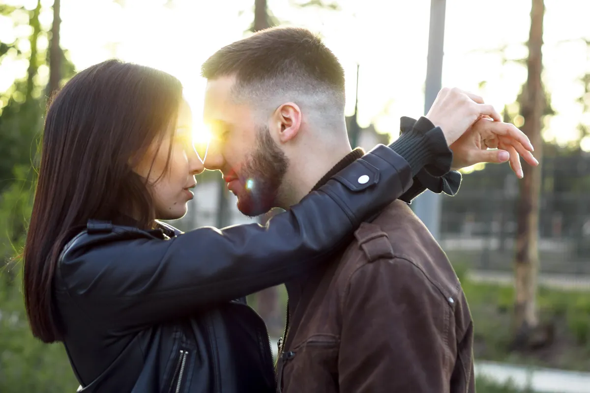 Fiatal szerelmespár öleli egymást a horoszkópban.